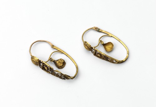 Paar gouden oorringen, bestaande uit smalle bandjes, waartussen filigrain werk, met lovertjes